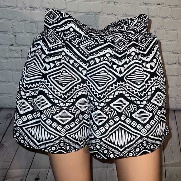 miami Pants - Miami Black & White High Waist shorts size S